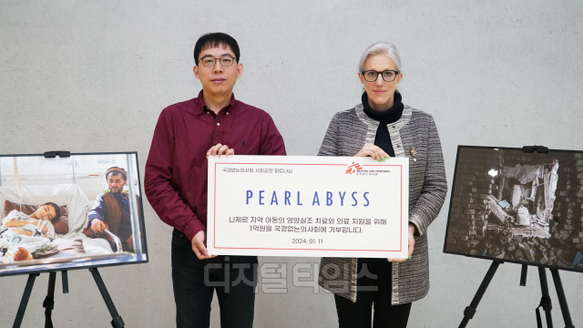 김권호(왼쪽) 펄어비스 총괄실장과 엠마 캠벨 국경없는의사회 한국사무소 사무총장이 11일 열린 전달식에서 기념촬영하고 있는 모습. 펄어비스 제공